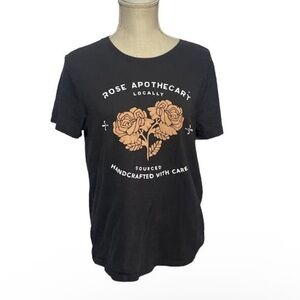 *final consigns tommorow Schitts Creek Rose Apothecary T-Shirt Med.
